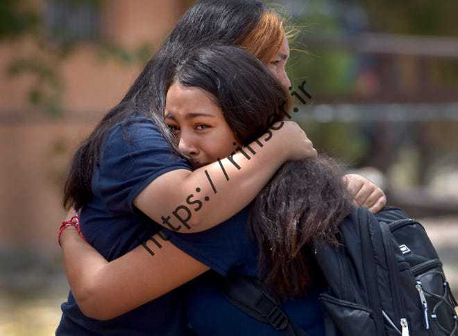 دانش‌آموزان پس از رها شدن از مدرسه پس از تیراندازی مرگبار در مدرسه راهنمایی واشنگتن در آلبوکرکی، NM، جمعه، آگوست، در آغوش می‌گیرند.  13، 2021